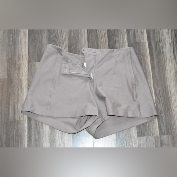 Lululemon Utilitech Relaxed Fit High Rise Shorts
3.5 inch size 10 women’s - Picture 1 of 5